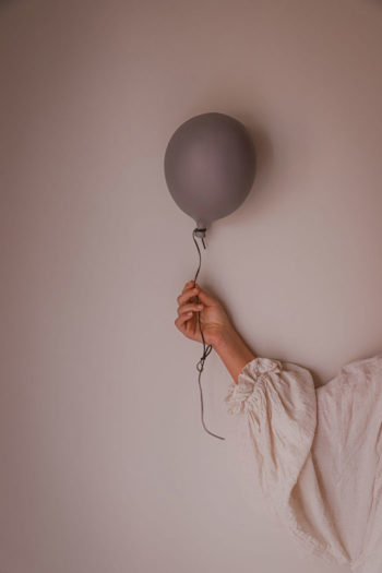 Byon-Balloon-Grey-#Littlefrenchheart-Image-Melissalorene