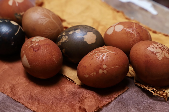 naturally dyed & patterned easter eggs ._