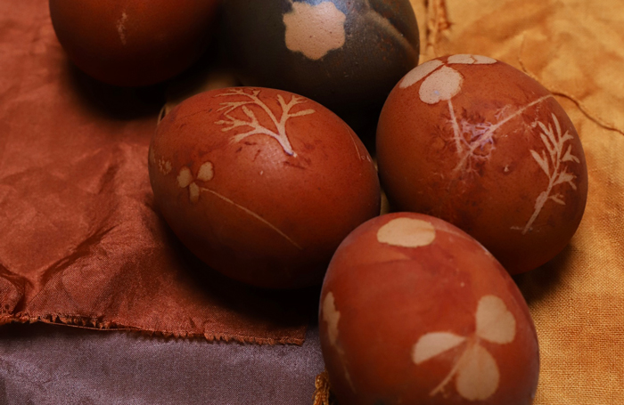 naturally-dyed-&-patterned-easter-eggs-;