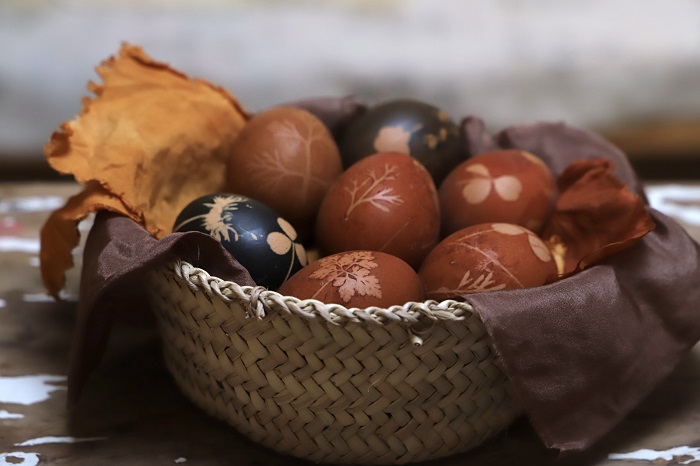 naturally dyed & patterned easter eggs Kathryn Davey - Little French Heart