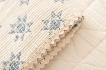 New Grain Star Quilt Skye Close up of weave