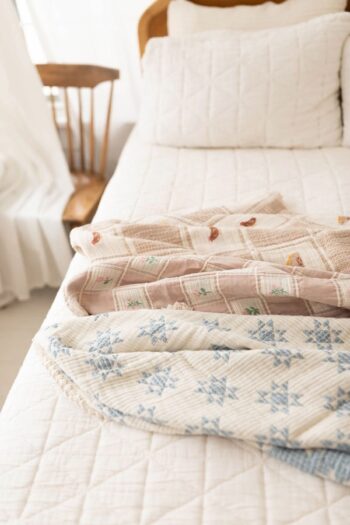 New Grain Star Quilt Skye with Fleur Quilt