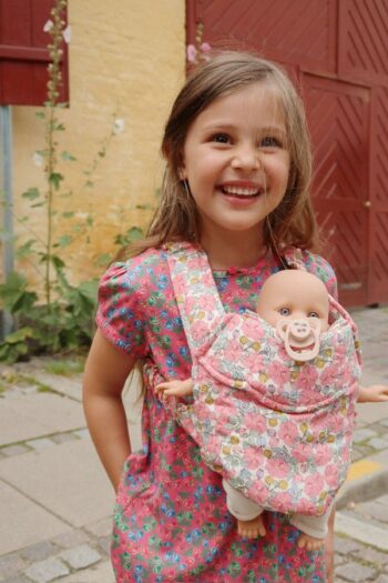 Konges Doll carrier Rose Anglaise with happy young doll parent