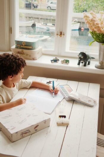 Konges Little Artist Set Sail Away with boy drawing