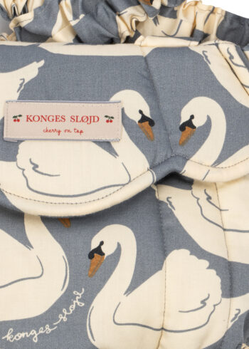 konges-slojd-doll-carrier-Swan